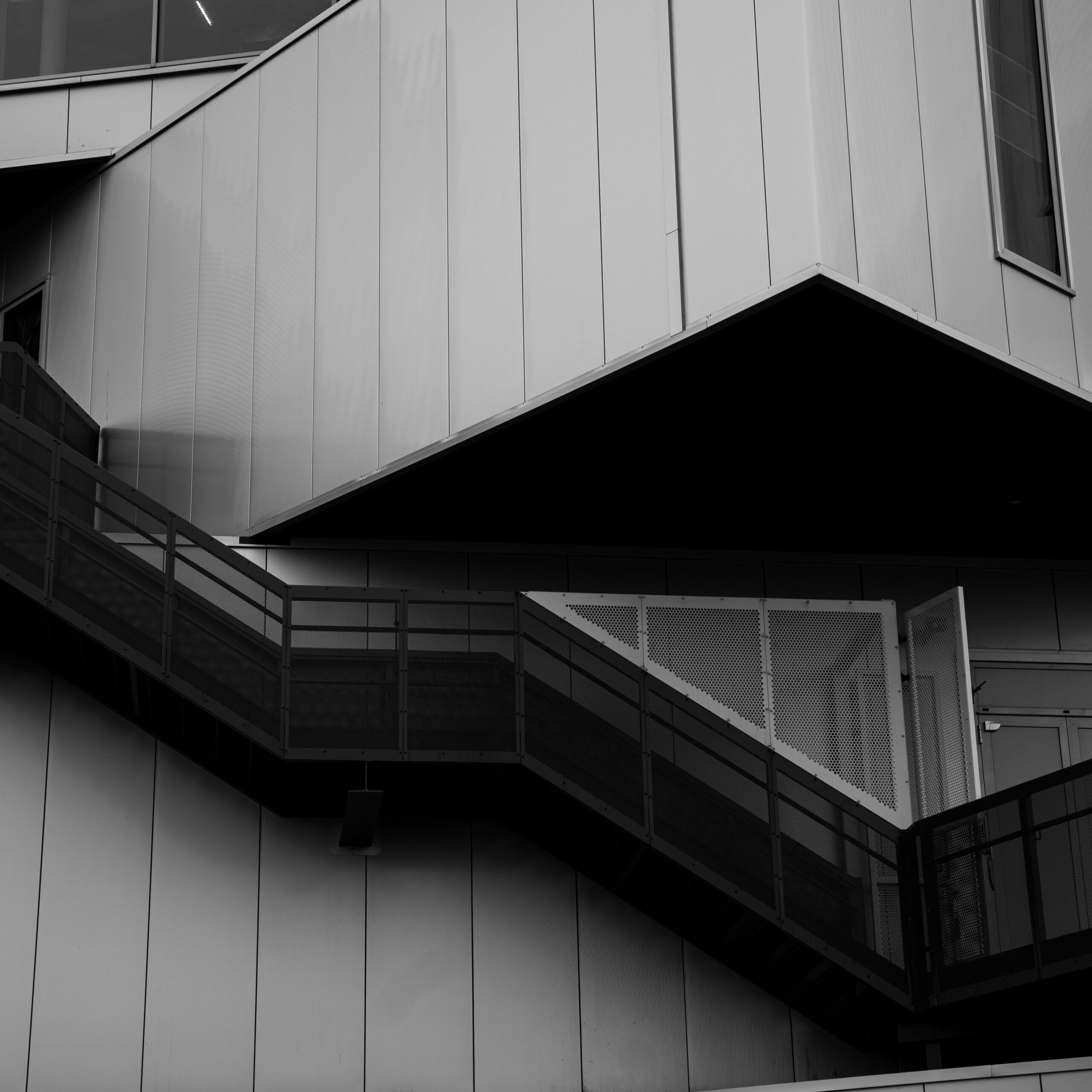 zwart witte abstracte architectuur foto van het portlantis op de Maasvlakte