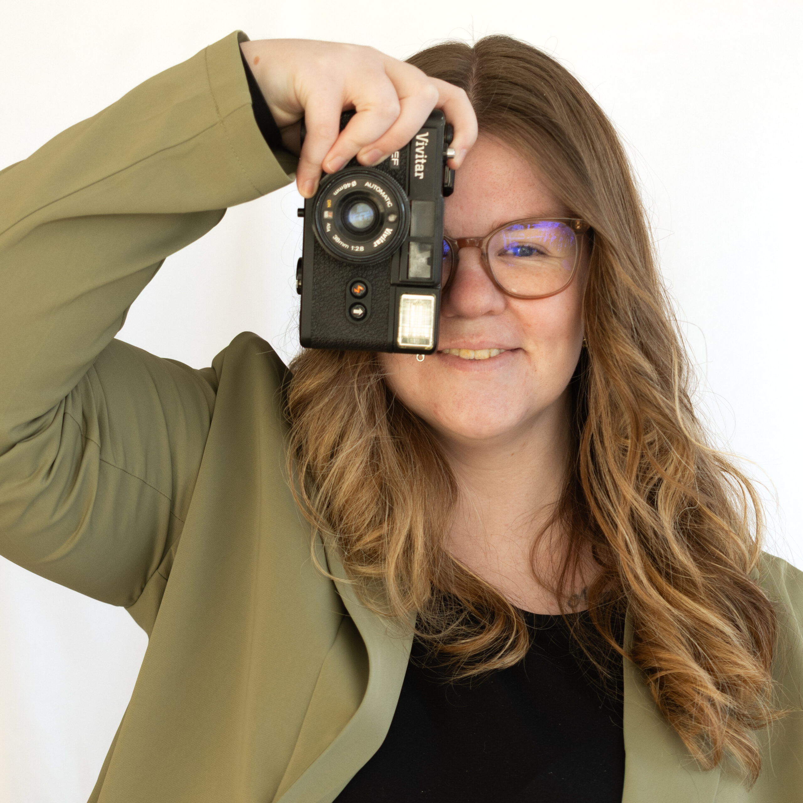 jonge vrouw met een oude analoge camera voor haar oog